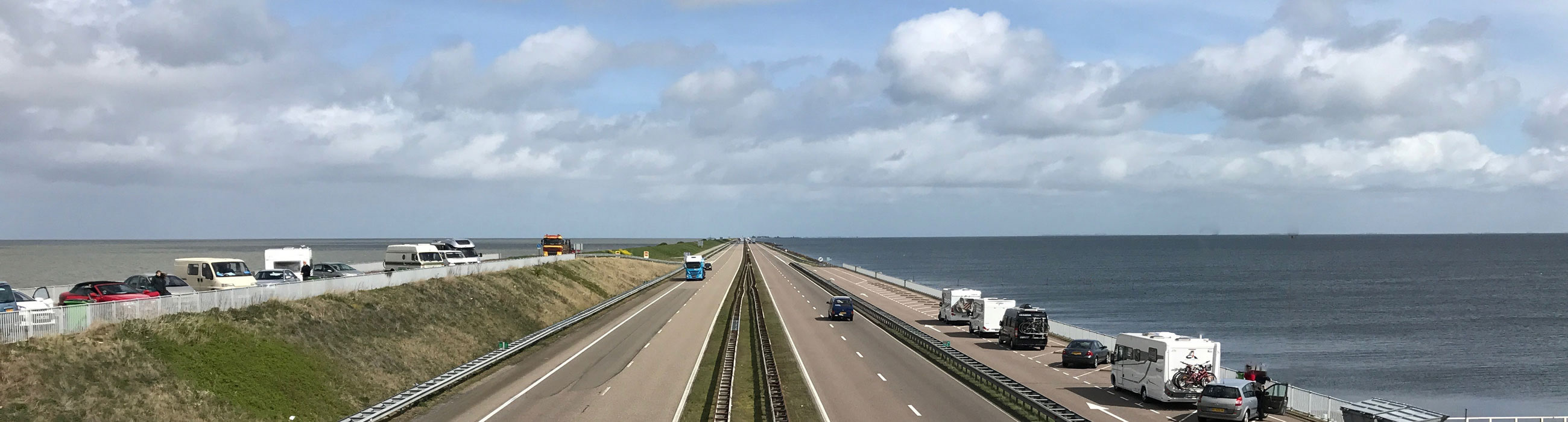 Taxibusje laadt mensen uit op Schiphol